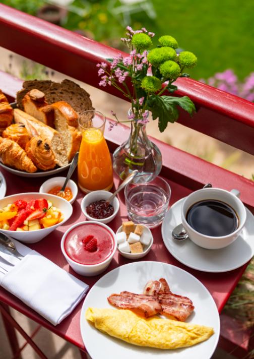 petit-déjeuner gourmand en terrasse - hotel saint christophe