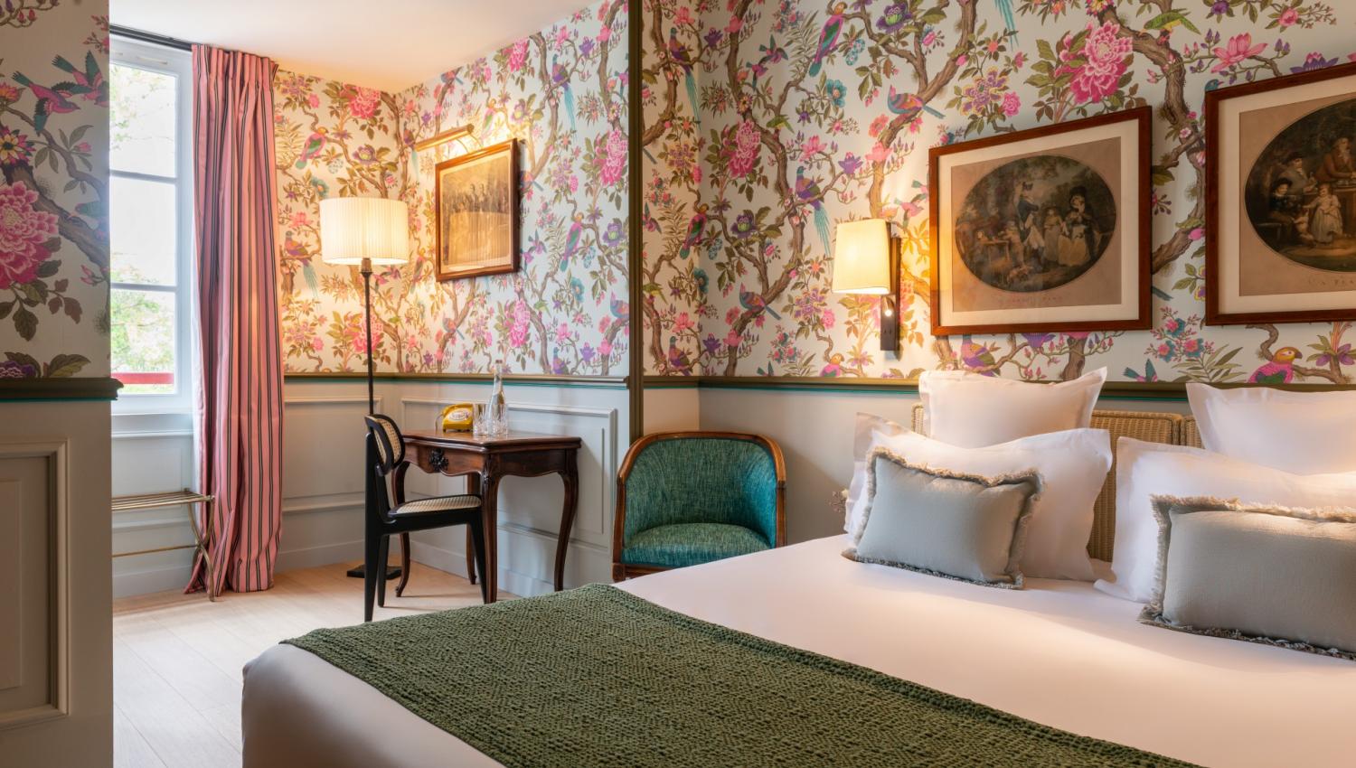 chambre vintage, tapisserie florale et coussins décoratifs - hotel saint christophe